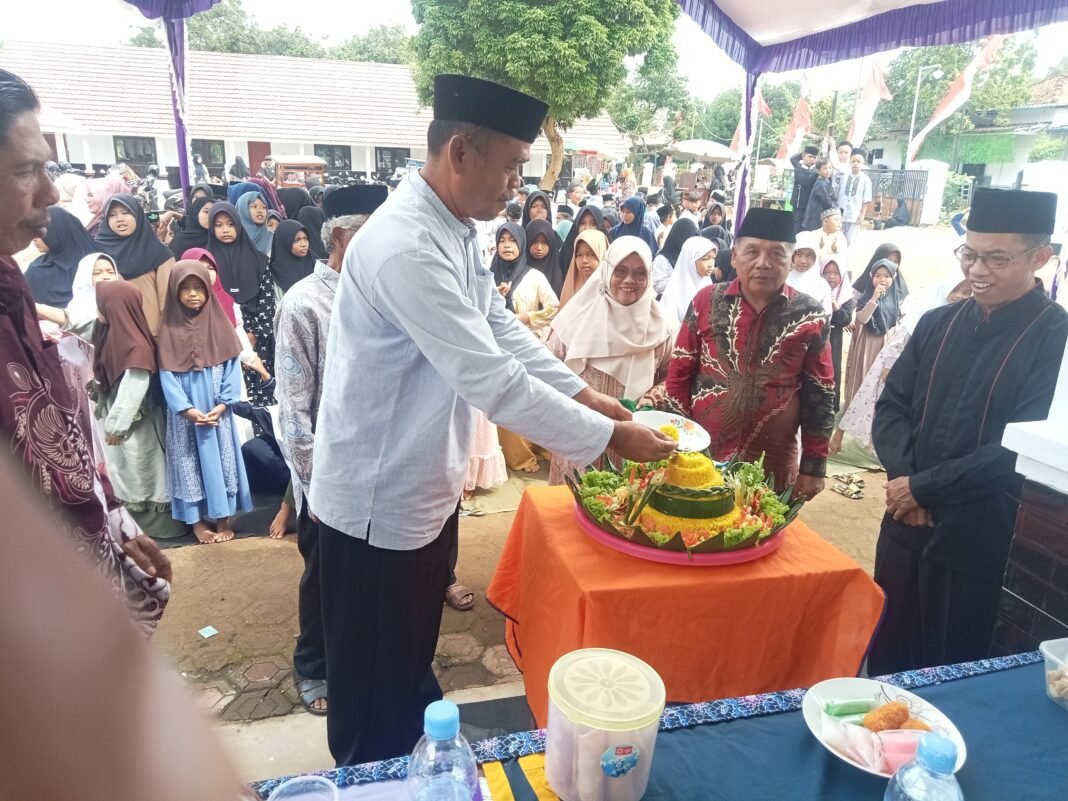 Ketua PGRI Cabang Cikaum resmikan Gedung UKS SDN Kartajaya Ketua PGRI Cabang Cikaum resmikan Gedung UKS SDN Kartajaya