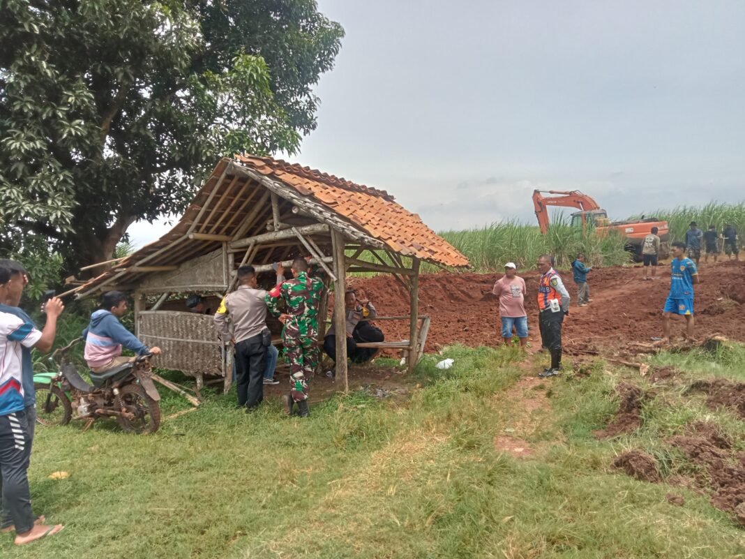 Pemdes Gandasari Bersama Warga Guruduk Galian Tanah Merah Diduga ilegal Pemkab Subang Harus Tindak Tegas Pemdes Gandasari Bersama Warga Guruduk Galian Tanah Merah Diduga ilegal Pemkab Subang Harus Tindak Tegas
