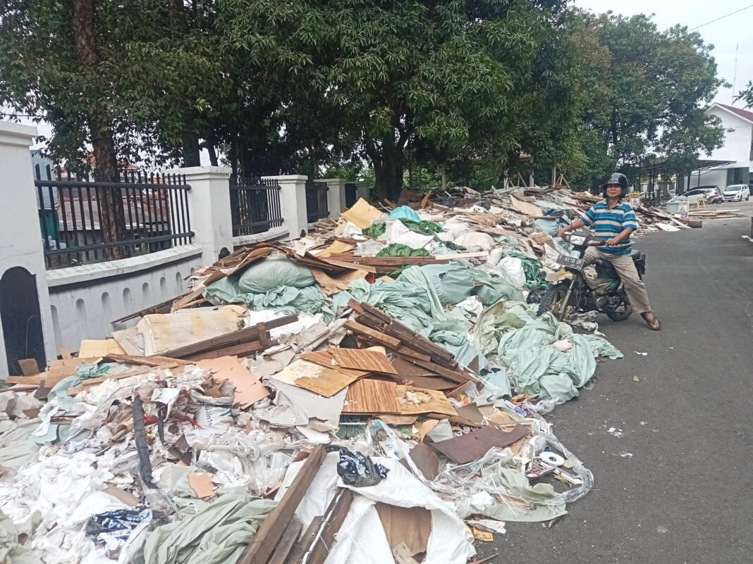 Ketua LSM Barakataktak Memperihatinkan Bekas Menumpuk Di Lingkungan DPRD Subang Matrial Rehabilitasi Ketua LSM Barakataktak Memperihatinkan Bekas Menumpuk Di Lingkungan DPRD Subang Matrial Rehabilitasi