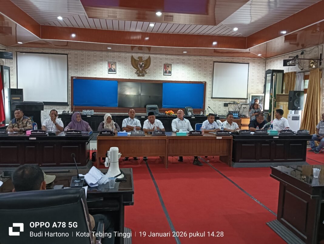 Pedagang Pajak Pasar Gambir Geruduk DPRD Kota Tebingtinggi Sampaikan Orasinya Pedagang Pajak Pasar Gambir Geruduk DPRD Kota Tebingtinggi Sampaikan Orasinya