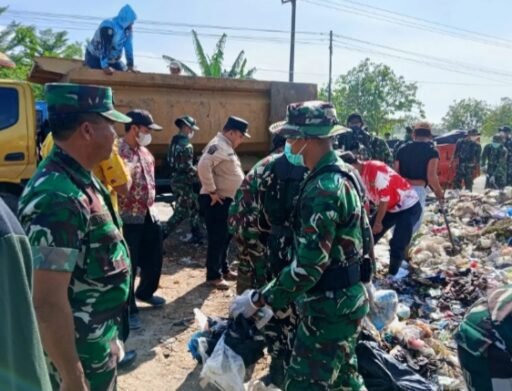 TNI–Polri dan Forkopimcam Cikedung Gelar Karya Bakti Bersih – Bersih Sampah Di TPS Pasir Angin Desa Cikedung TNI–Polri dan Forkopimcam Cikedung Gelar Karya Bakti Bersih – Bersih Sampah Di TPS Pasir Angin Desa Cikedung