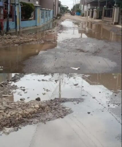 Warga Desa Kapringan dan Pengguna Jalan Keluhkan Pipa PDAM Bocor Warga Desa Kapringan dan Pengguna Jalan Keluhkan Pipa PDAM Bocor