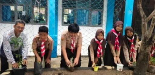 Wujudkan Sekolah Hijau dan Mandiri Pangan, Pelajar SMPN 4 Sindang Gelar Gerakan Tanam Cabai Wujudkan Sekolah Hijau dan Mandiri Pangan, Pelajar SMPN 4 Sindang Gelar Gerakan Tanam Cabai