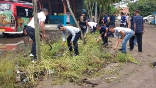Jelang Ramadan, Petugas Dishub dan Sopir Angkot Bersih-bersih Terminal Jelang Ramadan, Petugas Dishub dan Sopir Angkot Bersih-bersih Terminal