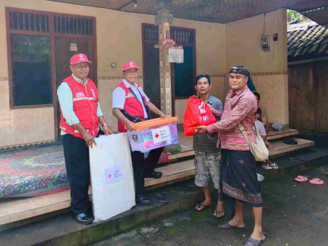 Cuaca Ekstrem Melanda Klungkung, PMI Salurkan Bantuan Darurat Korban Pohon Tumbang Di Desa Gunaksa Cuaca Ekstrem Melanda Klungkung, PMI Salurkan Bantuan Darurat Korban Pohon Tumbang Di Desa Gunaksa