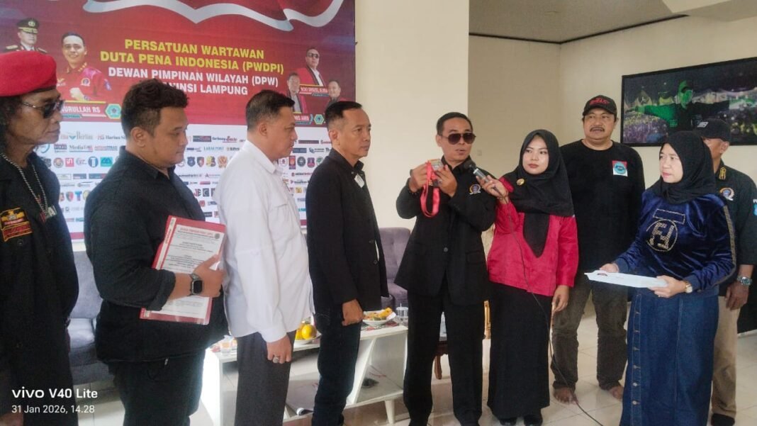 “Hadiri Muswil DPW PWDPI Lampung, Ketum PWDPI Minta Perkuat Jaringan Ekonomi dan Kualitas Wartawan” “Hadiri Muswil DPW PWDPI Lampung, Ketum PWDPI Minta Perkuat Jaringan Ekonomi dan Kualitas Wartawan”