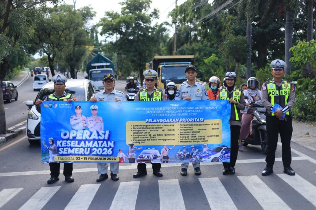 Satlantas Polres Gresik Gencarkan Edukasi Keselamatan, Pengguna Jalan Tertib Dapat Cokelat Satlantas Polres Gresik Gencarkan Edukasi Keselamatan, Pengguna Jalan Tertib Dapat Cokelat