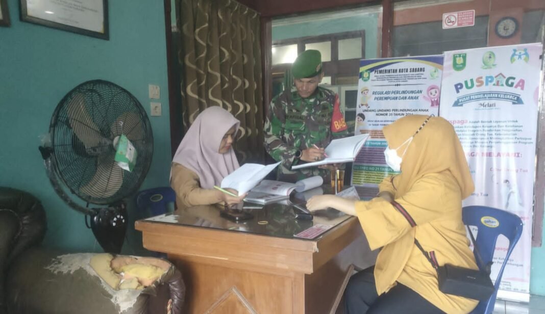 Babinsa Kuta Ateuh Bersama Bidan Desa Data Ibu Hamil, Dukung Kesehatan Ibu dan Anak | Kompas.sbs.-News Babinsa Kuta Ateuh Bersama Bidan Desa Data Ibu Hamil, Dukung Kesehatan Ibu dan Anak | Kompas.sbs.-News