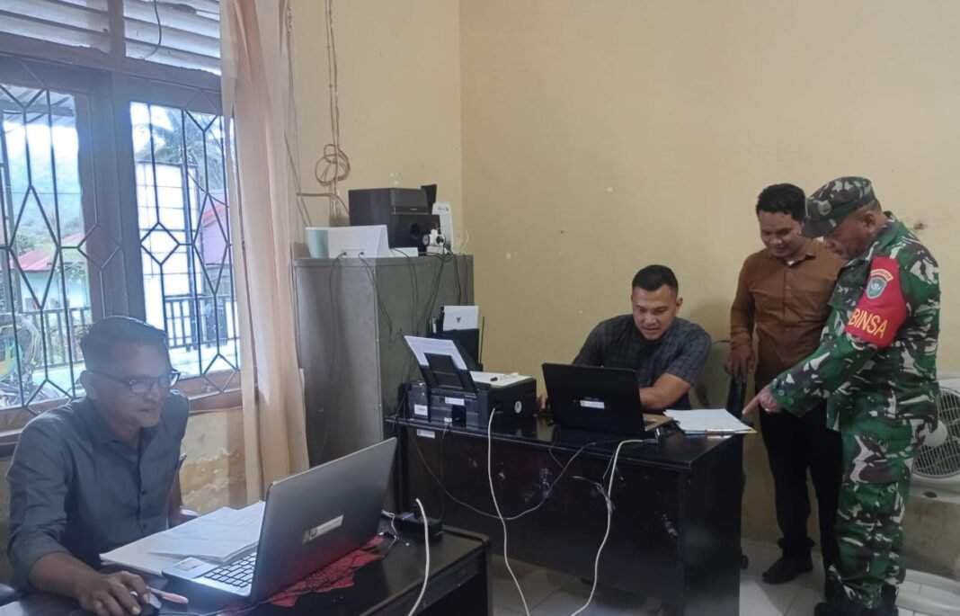 Babinsa Batee Shoek Lakukan Pendataan Penduduk, Perkuat Pembinaan Wilayah | Kompas.sbs.-News Babinsa Batee Shoek Lakukan Pendataan Penduduk, Perkuat Pembinaan Wilayah | Kompas.sbs.-News