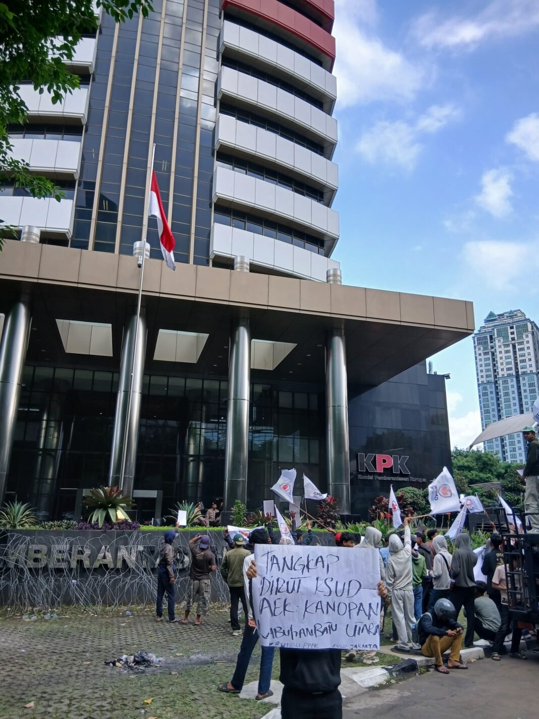 “Dugaan Pungli Rp 5 Juta Di RSUD Aek Kanopan, Ikatan Mahasiswa Labura UNRAS Di KPK” “Dugaan Pungli Rp 5 Juta Di RSUD Aek Kanopan, Ikatan Mahasiswa Labura UNRAS Di KPK”