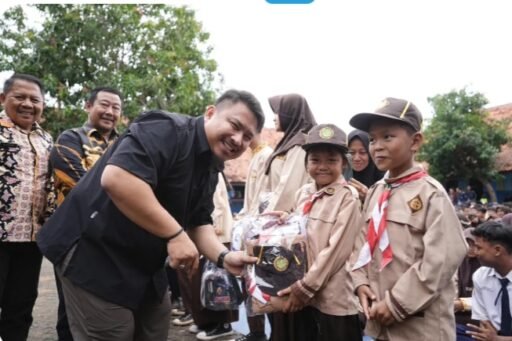 Program Bantuan Seragam Sekolah Gratis Yang Diluncurkan Oleh Bupati Subang Menyisakan Polemik Program Bantuan Seragam Sekolah Gratis Yang Diluncurkan Oleh Bupati Subang Menyisakan Polemik