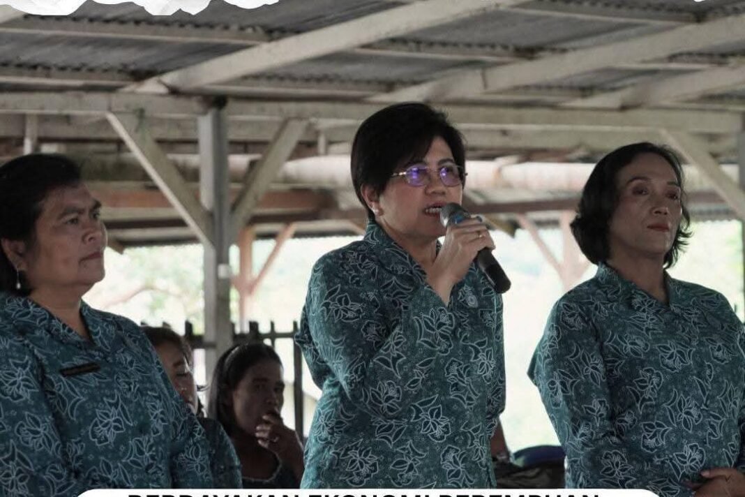 Berdayakan Ekonomi Perempuan, Ketua TP PKK Kabupaten Karo Beri Bimbingan pada RAT CU Latersia di Desa Dokan Berdayakan Ekonomi Perempuan, Ketua TP PKK Kabupaten Karo Beri Bimbingan pada RAT CU Latersia di Desa Dokan