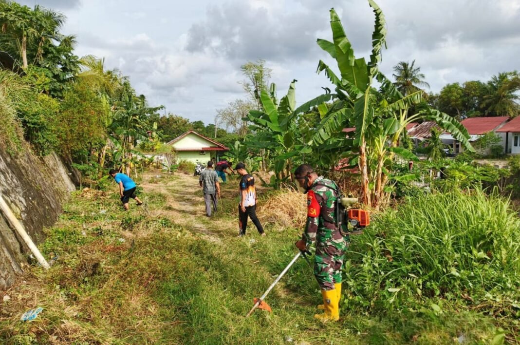 Kebersamaan Terjalin Erat, Babinsa dan Warga Kuta Barat Gotong Royong Bersama | Kompas.sbs.-News Kebersamaan Terjalin Erat, Babinsa dan Warga Kuta Barat Gotong Royong Bersama | Kompas.sbs.-News