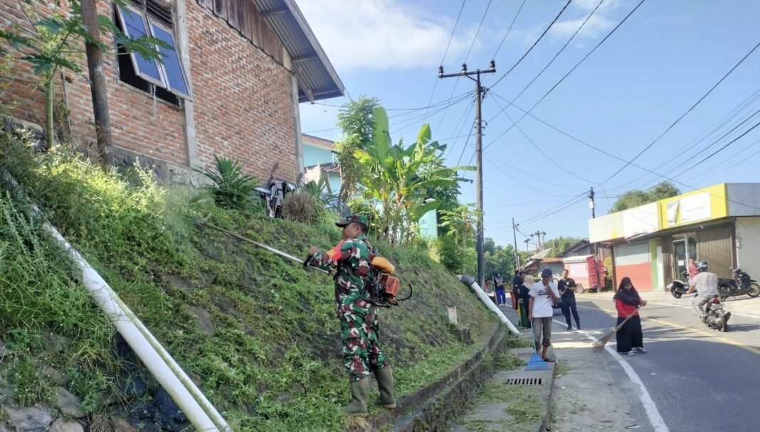 Semangat Gotong Royong Babinsa dan Warga Kuta Timu, Lingkungan Bersih Cerminan Kepedulian Bersama | News Semangat Gotong Royong Babinsa dan Warga Kuta Timu, Lingkungan Bersih Cerminan Kepedulian Bersama | News
