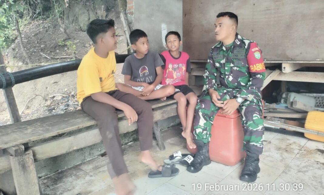 Babinsa Ajak Anak-anak Desa Binaan Aktif dan Berakhlak Baik | Kompas.sbs.-News Babinsa Ajak Anak-anak Desa Binaan Aktif dan Berakhlak Baik | Kompas.sbs.-News
