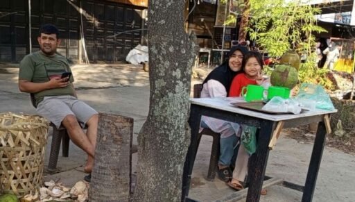 Luky Seorang Pemuda Yang Gigih Mencari Uang Di Bulan Puasa Dengan Menjual Air Kelapa Muda Luky Seorang Pemuda Yang Gigih Mencari Uang Di Bulan Puasa Dengan Menjual Air Kelapa Muda