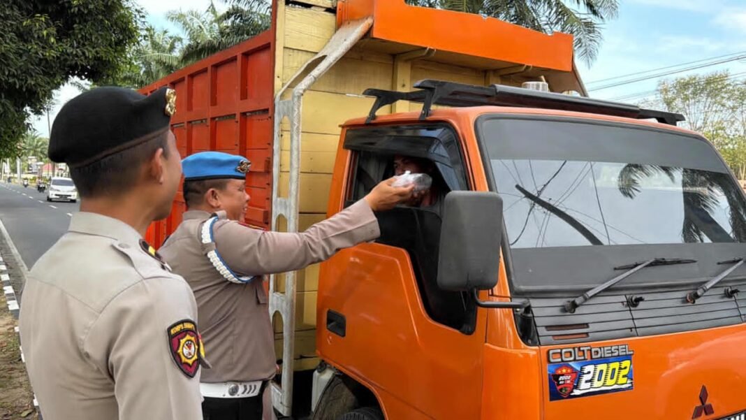 Wujud Nyata Kepedulian, Polres Langkat Bagikan Takjil Jelang Berbuka Wujud Nyata Kepedulian, Polres Langkat Bagikan Takjil Jelang Berbuka