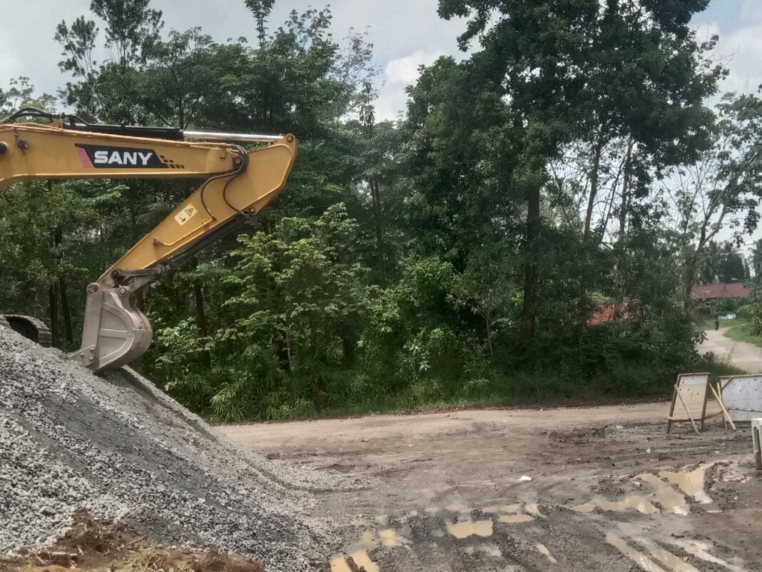 Pembangunan jalan cor purun timur ada pencemarahan lingukangan Pembangunan jalan cor purun timur ada pencemarahan lingukangan