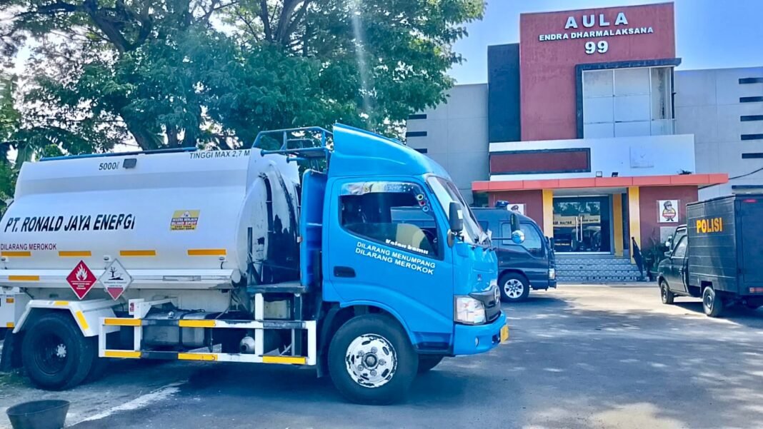 Mobil Tangki Sitaan PT Ronald Jaya Energi “Gaib”, Mafia Solar Subsidi Diduga Kebal Hukum dan Dibekingi Oknum! Mobil Tangki Sitaan PT Ronald Jaya Energi “Gaib”, Mafia Solar Subsidi Diduga Kebal Hukum dan Dibekingi Oknum!