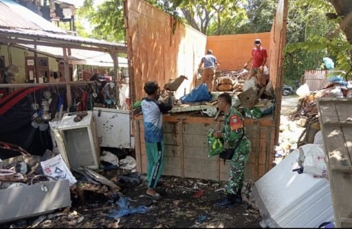 Wujud Kemanunggalan, Babinsa Koramil 01/Sukajaya Bantu Proses Pemuatan Barang Bekas Milik Warga | Kompas SBS. Wujud Kemanunggalan, Babinsa Koramil 01/Sukajaya Bantu Proses Pemuatan Barang Bekas Milik Warga | Kompas SBS.