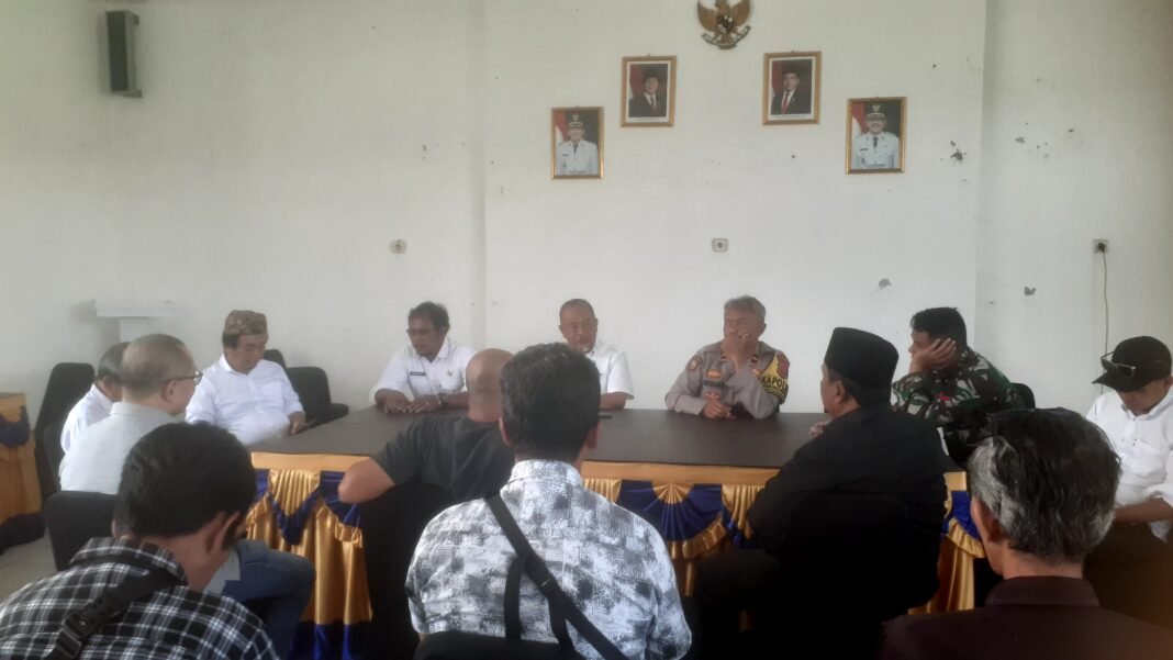 Arogan! Oknum Camat Kedokan Bunder, Jadi Perbincangan Wartawan Arogan! Oknum Camat Kedokan Bunder, Jadi Perbincangan Wartawan