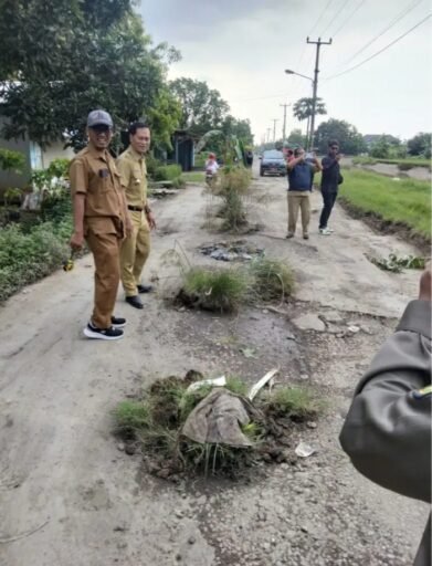 Sempat Viral, Jalan Penghubung di Desa Gadingan Sliyeg Akhirnya akan di Betonsasi Awal Mei Sempat Viral, Jalan Penghubung di Desa Gadingan Sliyeg Akhirnya akan di Betonsasi Awal Mei