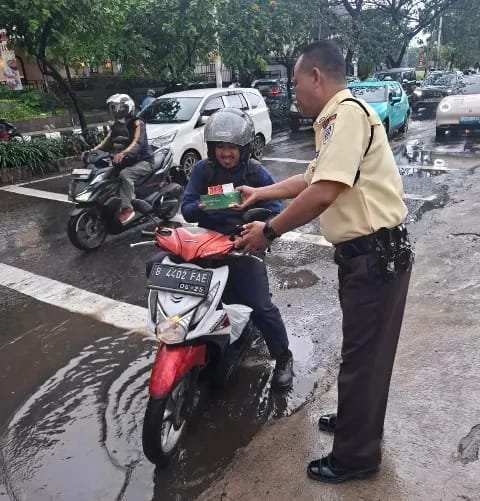 Insan BRILiaN BRI BO Lebak Bulus Turun ke Jalan Gelar Aksi Jum’at Berkah Insan BRILiaN BRI BO Lebak Bulus Turun ke Jalan Gelar Aksi Jum’at Berkah