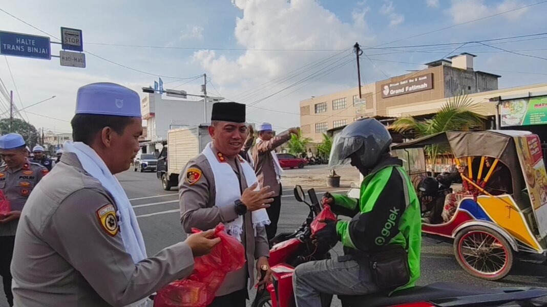 Team Pelayanan Polisi Sorban Putih Berbagi Takjil Team Pelayanan Polisi Sorban Putih Berbagi Takjil