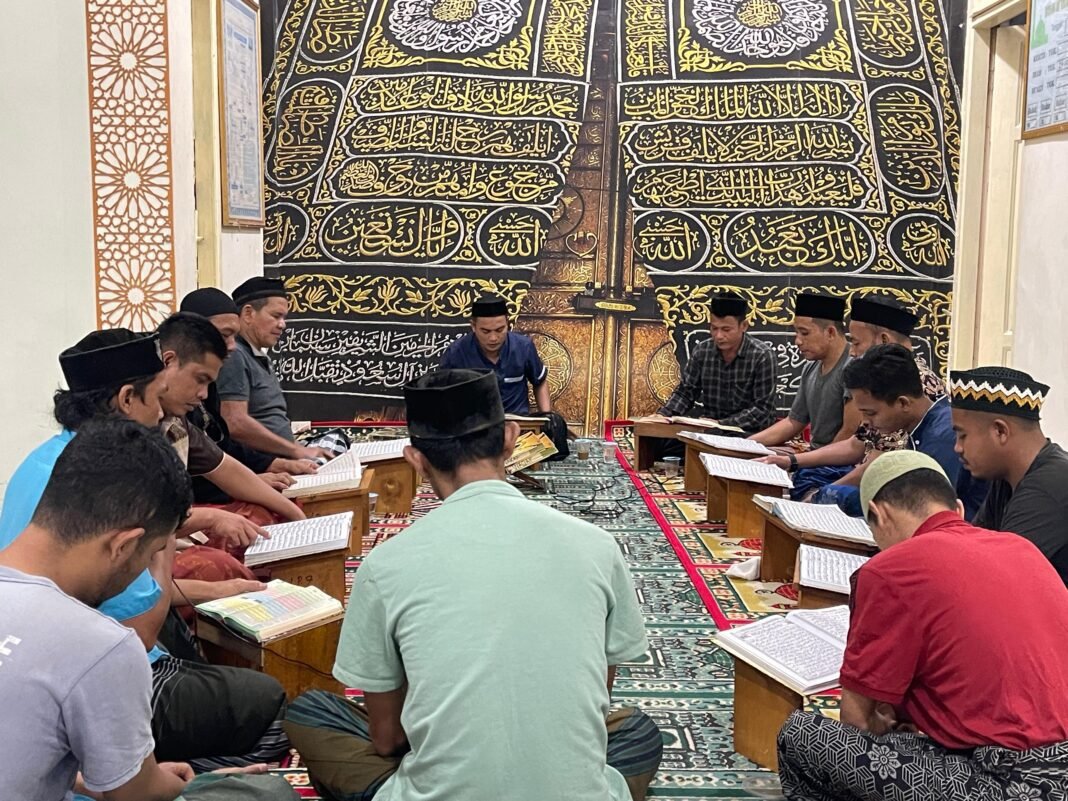 Ramadhan di Balik Jeruji, Warga Binaan Lapas Meulaboh Rutin Tadarus Al-Qur’an Setiap Malam | Kompas.sbs.-news Ramadhan di Balik Jeruji, Warga Binaan Lapas Meulaboh Rutin Tadarus Al-Qur’an Setiap Malam | Kompas.sbs.-news