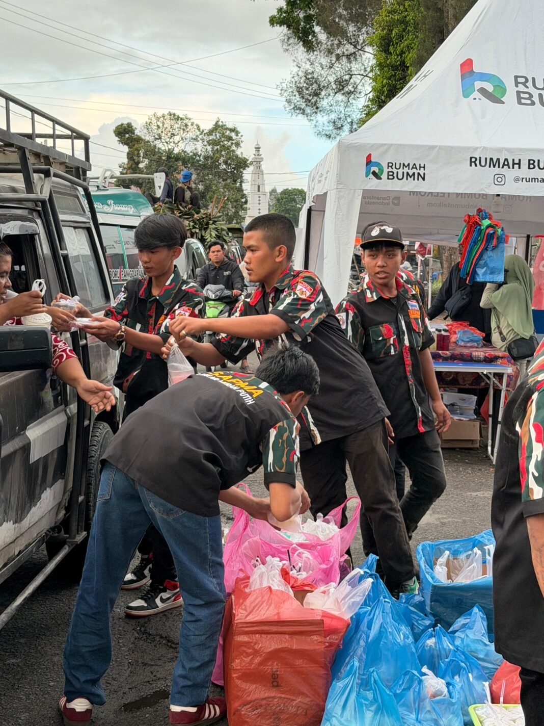 SAPMA LMP TAN-KAR Borong Takjil Pelaku UMKM, Bagikan ke Masyarakat SAPMA LMP TAN-KAR Borong Takjil Pelaku UMKM, Bagikan ke Masyarakat