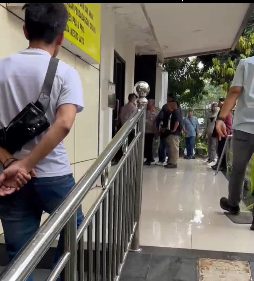 Kekerasan Terjadi Didepan Penyidik Polda Metro Jaya Di Rumahnya Sendiri, Miris Sekali! Kekerasan Terjadi Didepan Penyidik Polda Metro Jaya Di Rumahnya Sendiri, Miris Sekali!