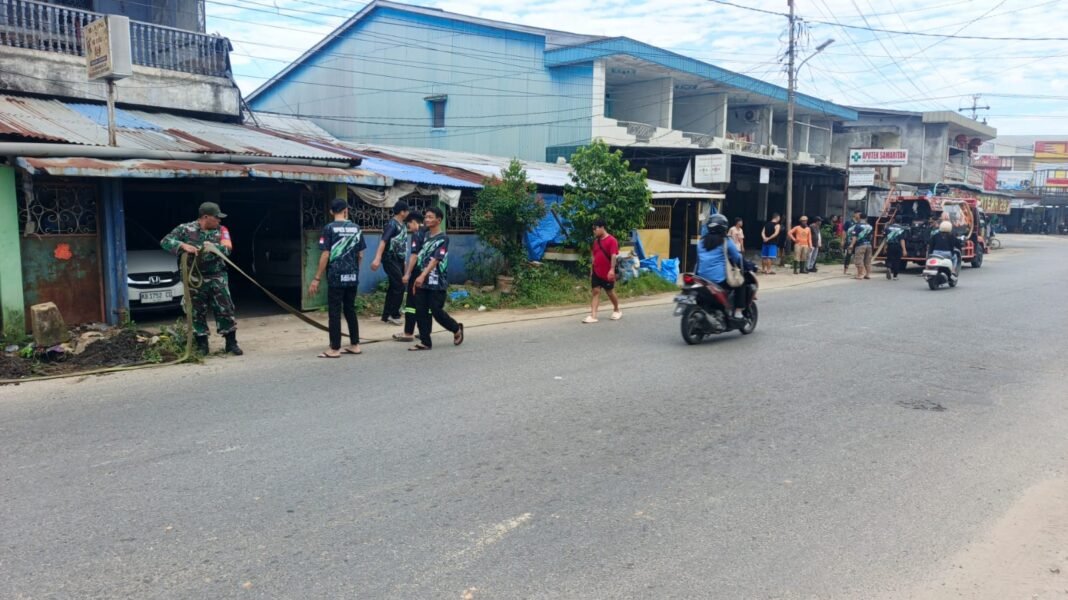 Cegah Banjir Sejak Dini, Babinsa bersama masyarakat Kelurahan Pasiran Gelar Kerja Bhakti Bersihkan Drainase. Cegah Banjir Sejak Dini, Babinsa bersama masyarakat Kelurahan Pasiran Gelar Kerja Bhakti Bersihkan Drainase.