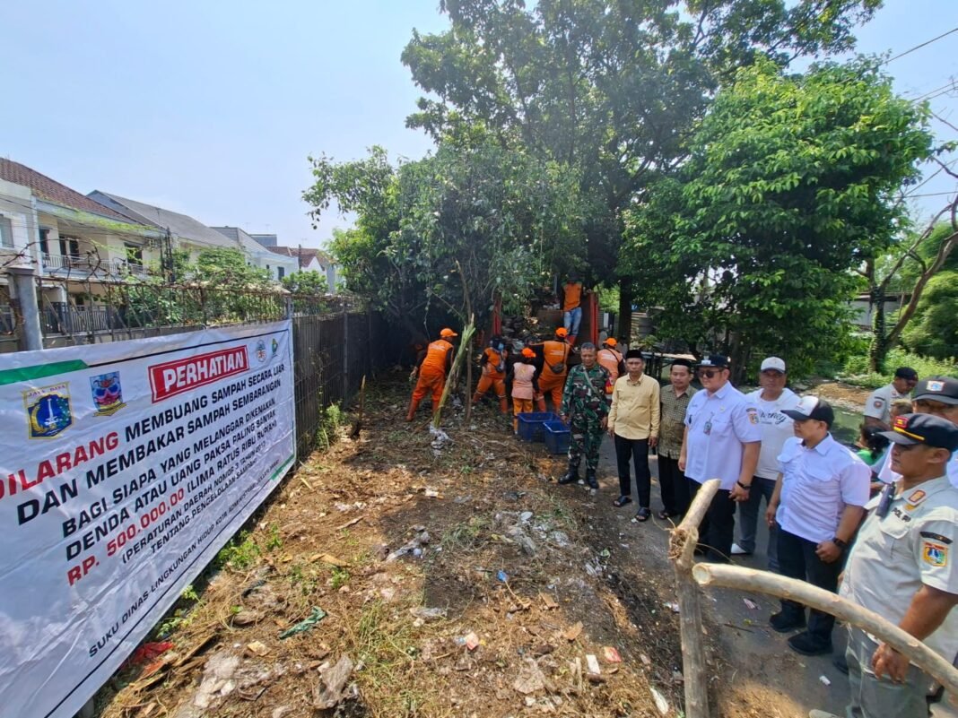 Lurah Pegadungan Klarifikasi Isu Sampah dan Bangunan Liar di Jalan Jambu Air Lurah Pegadungan Klarifikasi Isu Sampah dan Bangunan Liar di Jalan Jambu Air