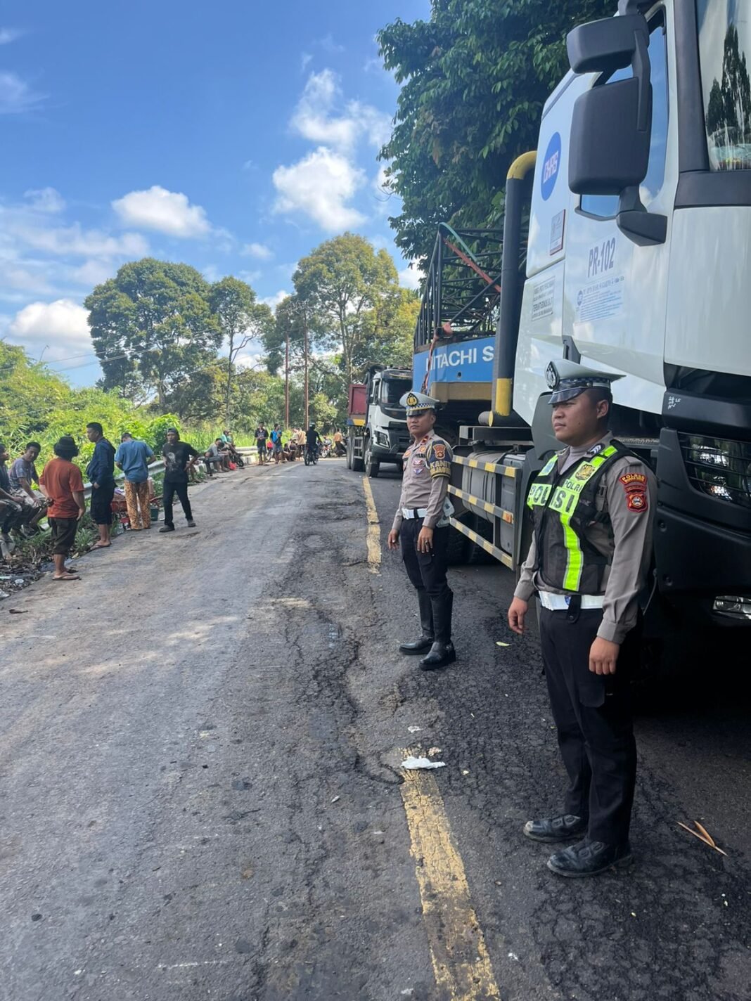 Sebuah truk trailer bermuatan alat berat tergelincir hingga keluar badan jalan Sebuah truk trailer bermuatan alat berat tergelincir hingga keluar badan jalan