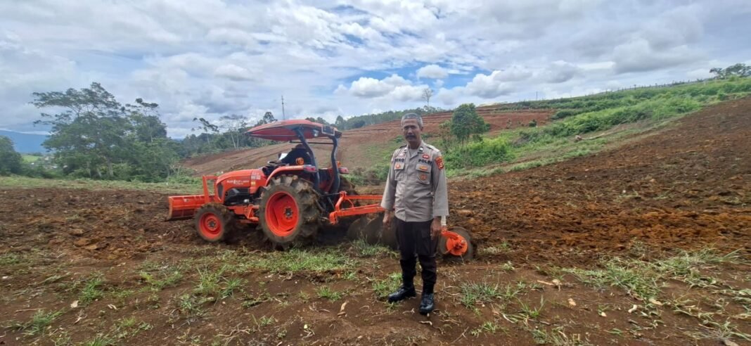 MUARA ENIM* Sinergi Polri dan warga mempersiapkan lahan tanam jagung seluas 6 hektare MUARA ENIM* Sinergi Polri dan warga mempersiapkan lahan tanam jagung seluas 6 hektare