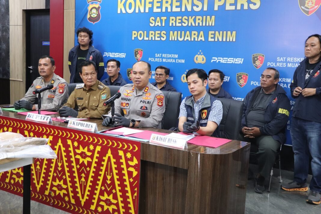 Polres Muara Enim Ungkap Pencurian Ratusan Rolling Door Pasar Inpres Polres Muara Enim Ungkap Pencurian Ratusan Rolling Door Pasar Inpres