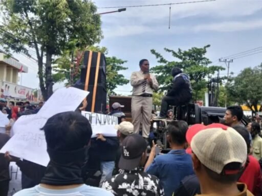 Ratusan Massa FSI Geruduk PN Indramayu, Minta Pelaku Pembunuhan Sekeluarga Dihukum Berat Ratusan Massa FSI Geruduk PN Indramayu, Minta Pelaku Pembunuhan Sekeluarga Dihukum Berat