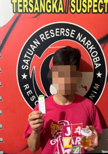 Digerebek Siang Bolong! Pelaku Narkotika Tak Berkutik Saat Diringkus Polisi di Lawang Kidul Digerebek Siang Bolong! Pelaku Narkotika Tak Berkutik Saat Diringkus Polisi di Lawang Kidul