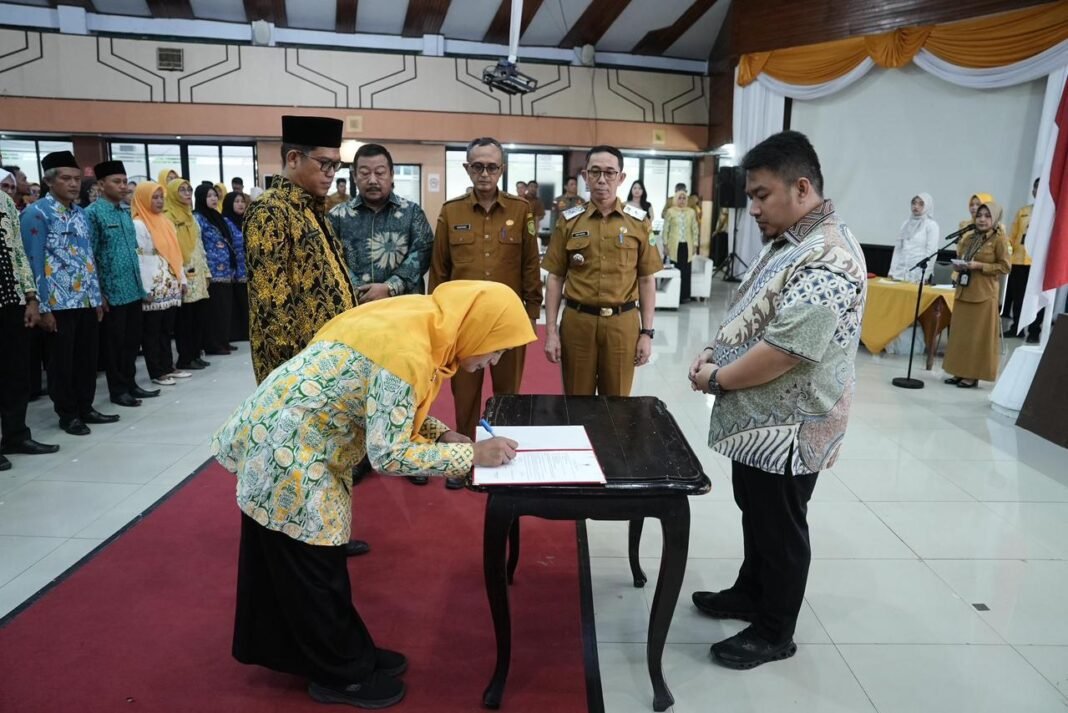 Lantik Kepsek dan Jf Bupati Subang Ajak Berikan yang Terbaik Bagi Siswa Di Kabupaten Subang Lantik Kepsek dan Jf Bupati Subang Ajak Berikan yang Terbaik Bagi Siswa Di Kabupaten Subang