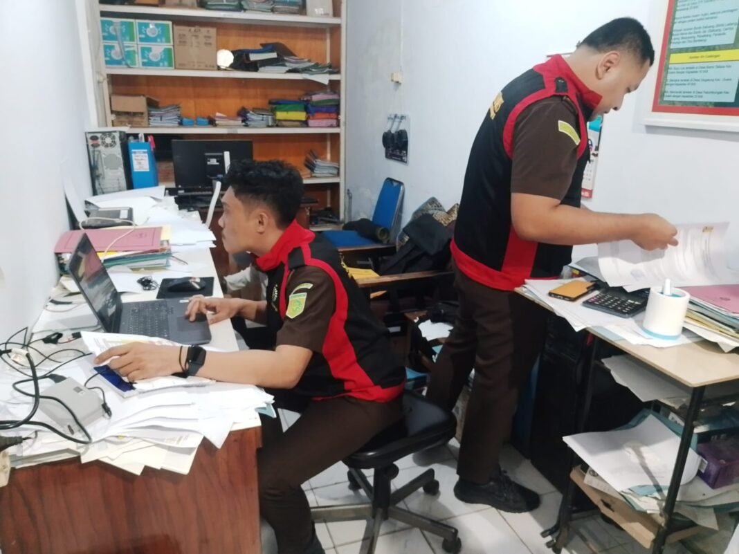 BADAI KORUPSI RP6 MILIAR: Kejari Obrak-Abrik Kantor PDAM Bantaeng, Kejar Calon Tersangka! BADAI KORUPSI RP6 MILIAR: Kejari Obrak-Abrik Kantor PDAM Bantaeng, Kejar Calon Tersangka!