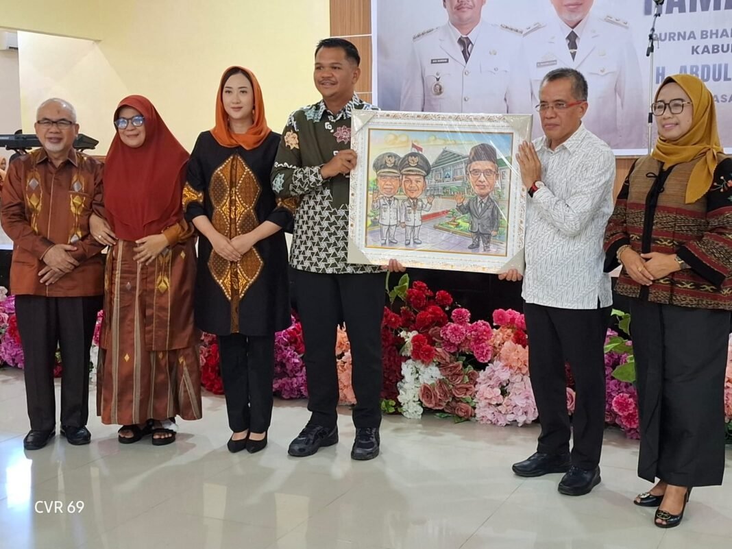 Momen Penuh Haru, Bupati Bantaeng Lepas Purna Bhakti Sekda Bantaeng, H. Abdul Wahab Momen Penuh Haru, Bupati Bantaeng Lepas Purna Bhakti Sekda Bantaeng, H. Abdul Wahab