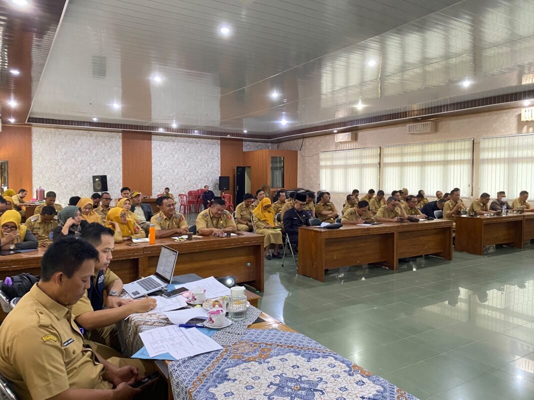 Sekda Lambar Minta Camat Aktif Sosialisasikan Keringanan Pajak Motor ke Masyarakat. Sekda Lambar Minta Camat Aktif Sosialisasikan Keringanan Pajak Motor ke Masyarakat.