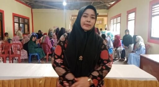 Camat Erna Risnawati Ajak Warga Dukung Program ASRI Saat Monitoring Bantuan Pangan Camat Erna Risnawati Ajak Warga Dukung Program ASRI Saat Monitoring Bantuan Pangan