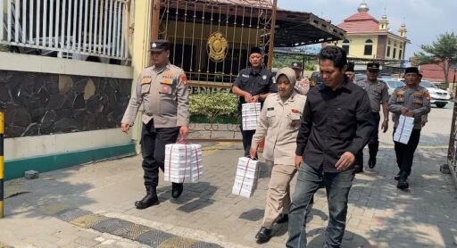 Wujud Kepedulian Polri kepada Sopir, Pengemudi Ojol, dan Masyarakat Pelabuhan Wujud Kepedulian Polri kepada Sopir, Pengemudi Ojol, dan Masyarakat Pelabuhan