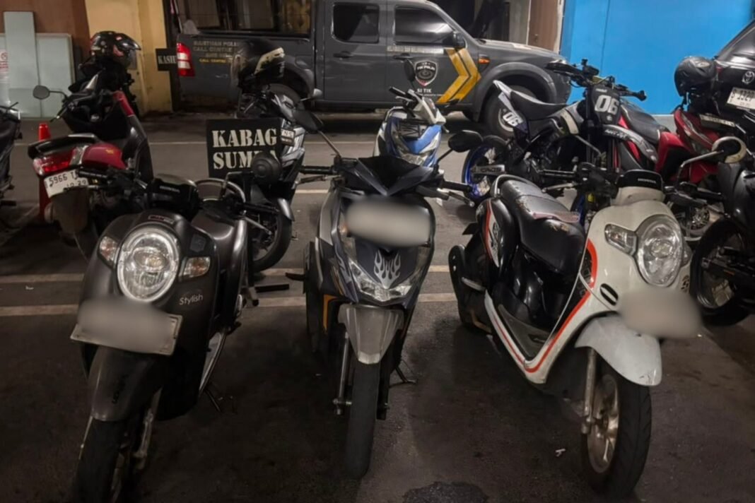 *Brimob Polda Metro Jaya Amankan Lima Pelaku Tawuran Bersenjata di Jakarta Timur* *Brimob Polda Metro Jaya Amankan Lima Pelaku Tawuran Bersenjata di Jakarta Timur*