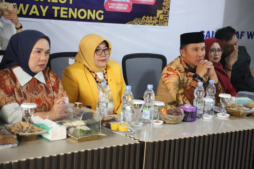 Lewat Beasiswa UT, Bupati Parosil Dorong Peningkatan SDM Lampung Barat. Lewat Beasiswa UT, Bupati Parosil Dorong Peningkatan SDM Lampung Barat.