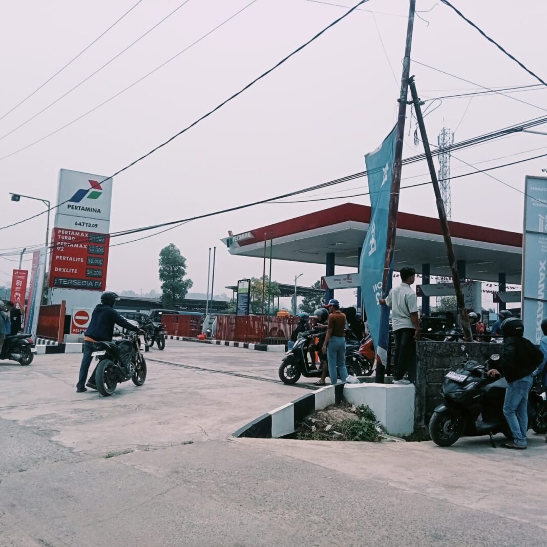 Warga Mengeluh Antrian Panjang Di SPBU Kilo 5 Berau Kaltim p Warga Mengeluh Antrian Panjang Di SPBU Kilo 5 Berau Kaltim p