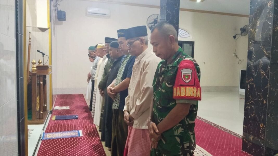 Perkuat Hubungan Emosional dengan Warga, Babinsa dan Bhabinkamtibmas Gotong Royong di Desa Bontoramba Perkuat Hubungan Emosional dengan Warga, Babinsa dan Bhabinkamtibmas Gotong Royong di Desa Bontoramba