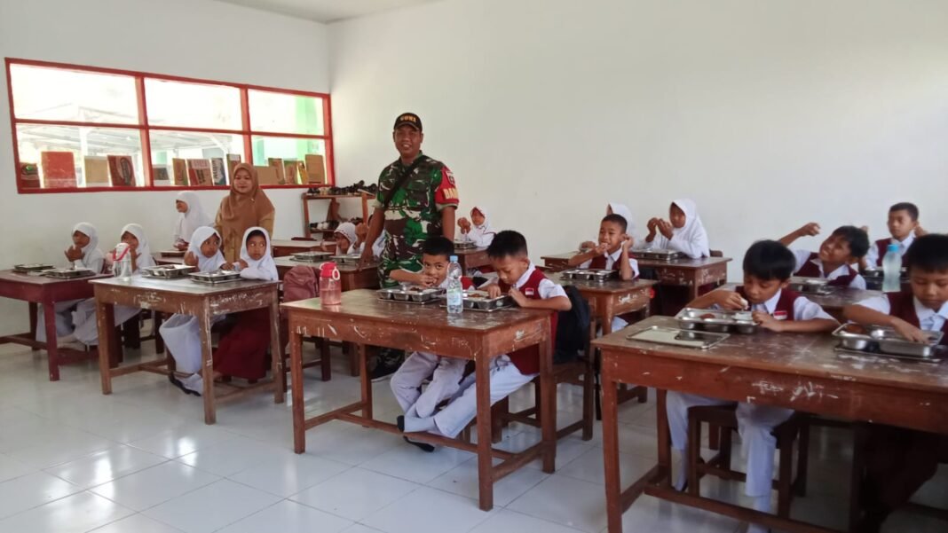 Babinsa Maccinibaji Dampingi Penyaluran 3.120 Paket Gizi Sehat di Yayasan Simpul Hatana Paramma Babinsa Maccinibaji Dampingi Penyaluran 3.120 Paket Gizi Sehat di Yayasan Simpul Hatana Paramma