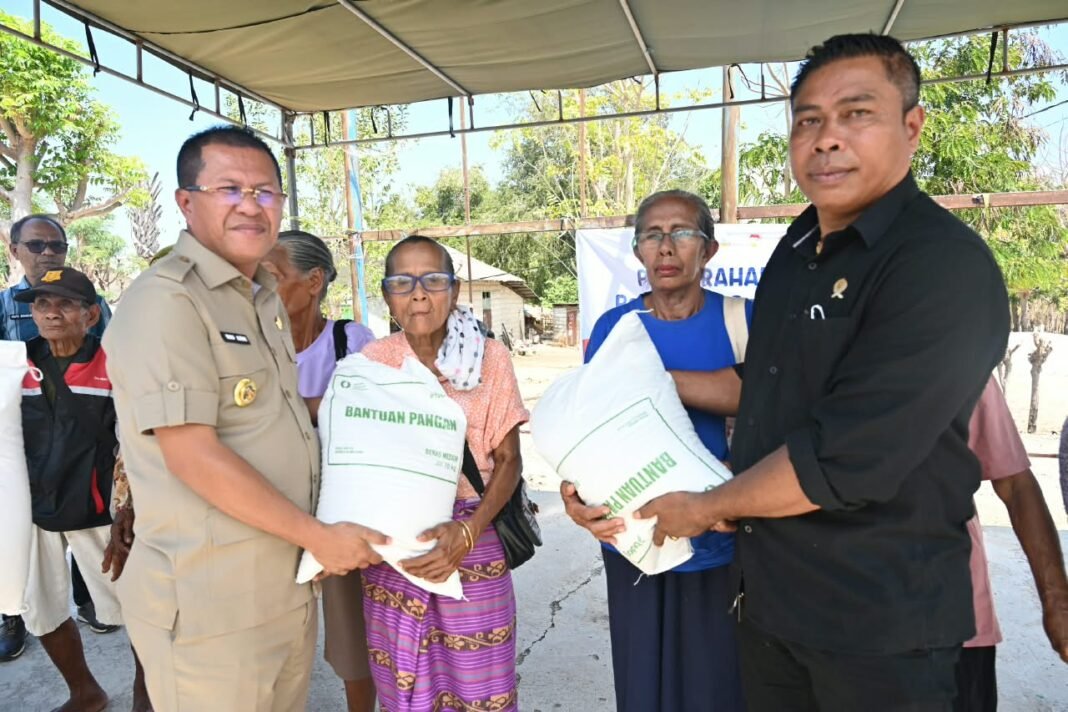 BUPATI KUPANG SALURKAN 84 TON BERAS DAN BANTUAN PERTANIAN DI KECAMATAN SULAMU BUPATI KUPANG SALURKAN 84 TON BERAS DAN BANTUAN PERTANIAN DI KECAMATAN SULAMU